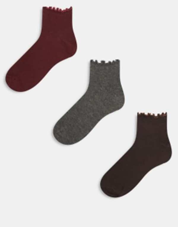 エイソス レディース 靴下 アンダーウェア ASOS DESIGN 3 pack short ankle socks with frill trim in burgundy gray and chocolate multの通販は