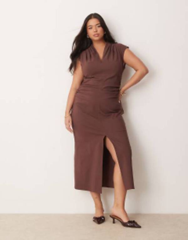 エイソス レディース ワンピース トップス ASOS DESIGN Curve v neck pleated shoulder ruched waist bengaline midi dress in chocolateの通販は