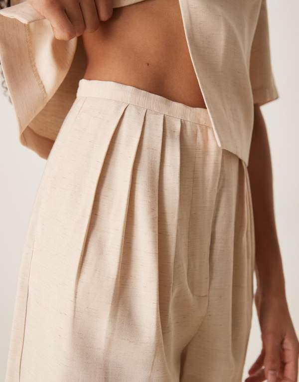 エイソス レディース ハーフパンツ・ショーツ ボトムス ASOS DESIGN tailored pleated shorts in off white off white