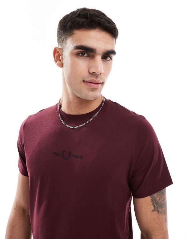 フレッドペリー メンズ Tシャツ トップス Fred Perry embroidered t-shirt in burgundy Red