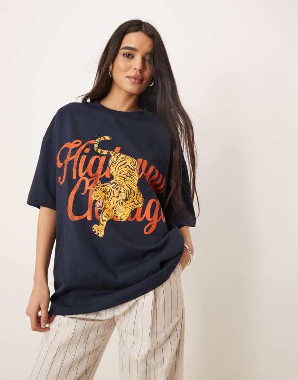 エイソス レディース Tシャツ トップス ASOS DESIGN oversized t-shirt with chicago tiger graphic in navy navy