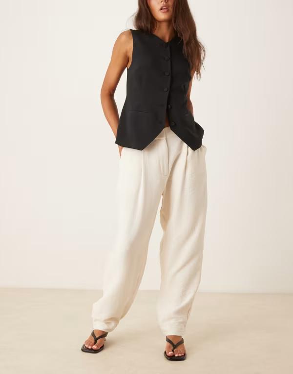 エイソス レディース カジュアルパンツ ボトムス ASOS DESIGN textured barrel leg pants in cream Cream