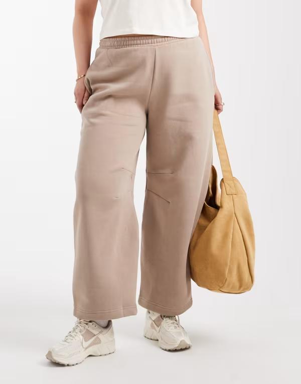 エイソス レディース カジュアルパンツ ボトムス ASOS DESIGN Curve barrel leg brushback sweatpants in mocha taupe Mocha