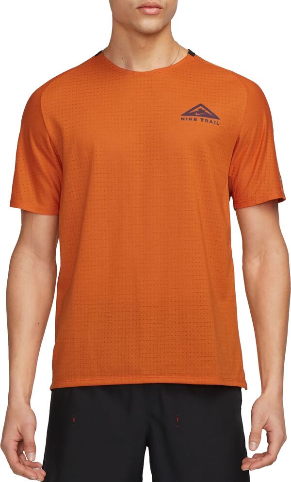 ナイキ メンズ シャツ トップス Nike Men's Dri-FIT Trail Solar Chase Short-Sleeve Trail Running T-Shirt Campfire Orangeの通販は