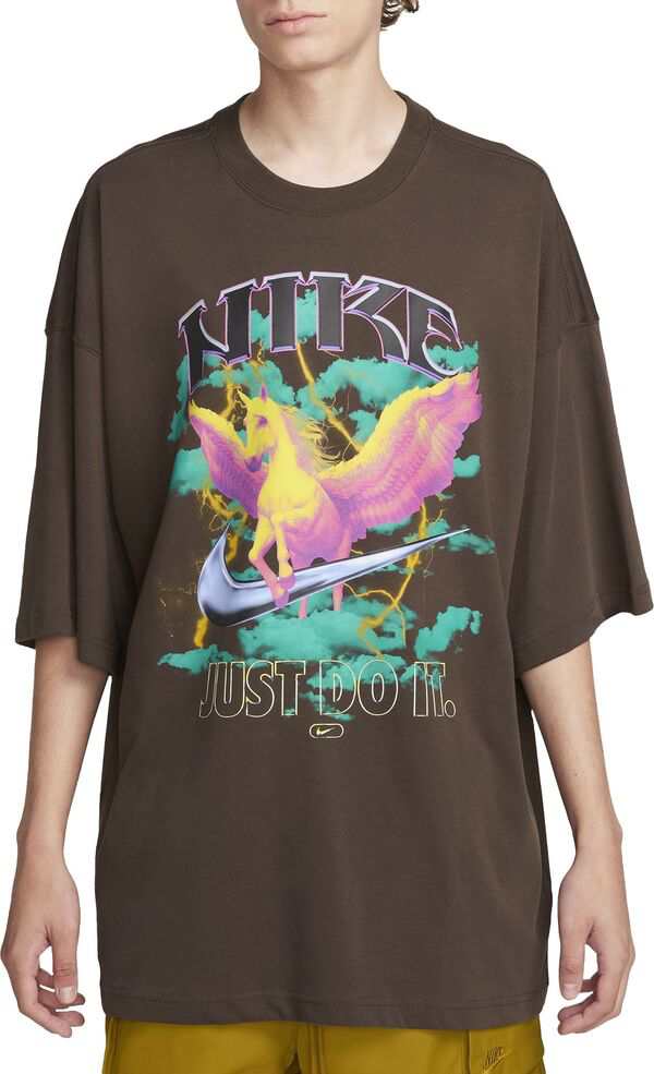 ナイキ メンズ Tシャツ トップス Nike Men's Sportswear Oversize Short Sleeve Graphic T-Shirt Baroque Brown