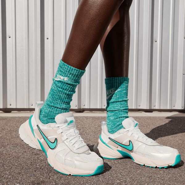 ナイキ レディース スニーカー シューズ Nike Women's V2K Run Shoes White/Cactus