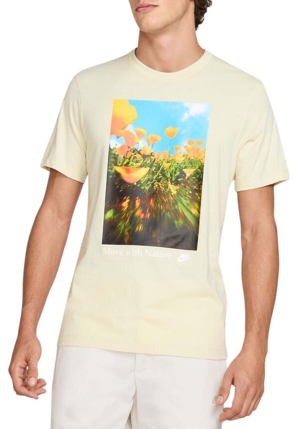 ナイキ メンズ Tシャツ トップス Nike Men's Sportswear Nature Photo Graphic T-Shirt Lt Khakiの通販は