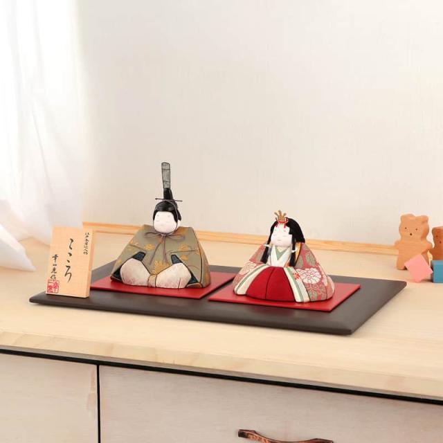 雛人形 幸一光 コンパクト ひな人形 雛 木目込人形飾り 平飾り 親王飾り こころ 正絹 石目塗り角台 【2025年度新作】 h073-koi-4850setの通販は 95,090円