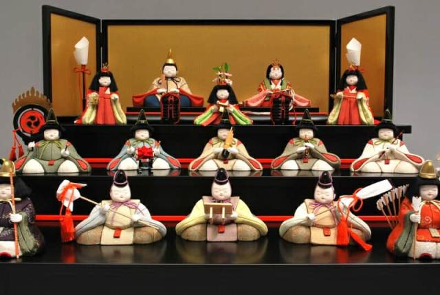 雛人形 幸一光 コンパクト ひな人形 雛 木目込人形飾り 三段飾り 十五人飾り うらら 正絹 【2025年度新作】 h073-koi-8530の通販は