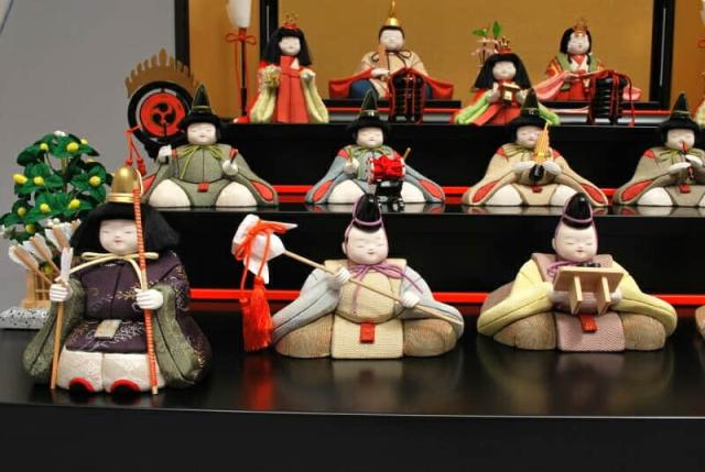 雛人形 幸一光 コンパクト ひな人形 雛 木目込人形飾り 三段飾り 十五人飾り うらら 正絹 【2025年度新作】 h073-koi-8530の通販は