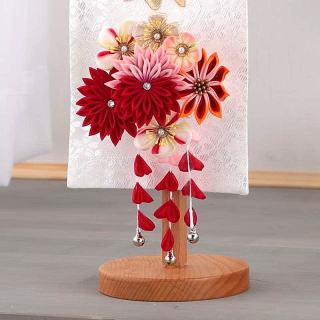 名前旗 雛人形 村上鯉幟 室内飾り 特織 市松（小）白 3-57 赤菊 髪飾り 凛の花白飾り 【2025年度新作】 mk-name-3-653-366-3-57の通販は