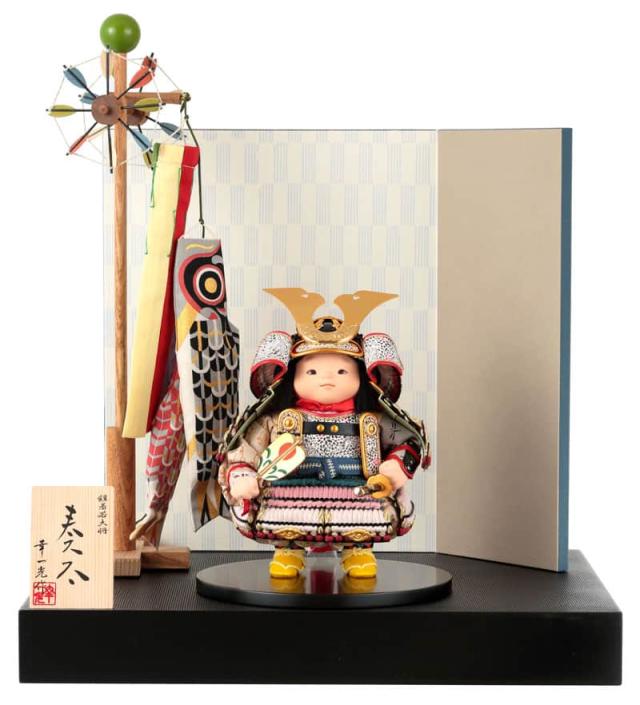 五月人形 幸一光 コンパクト 松崎人形 子供大将飾り 平飾り 奏太 かなた 黒小札 色々威 黒塗紗張台 【2025年度新作】 h075-koi-5106の通販は