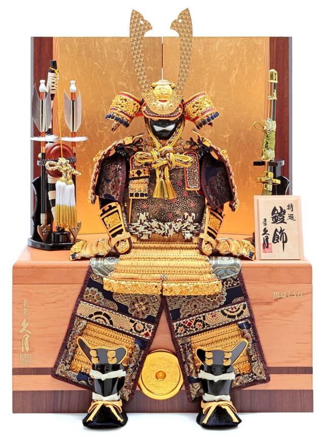 五月人形 久月 コンパクト 鎧収納飾り 鎧飾り 鈴木利光作 銘木シリーズ 松 正絹緋縅 5号 二引収納 【2025年度新作】 h075-k-62625の通販は 118,250円