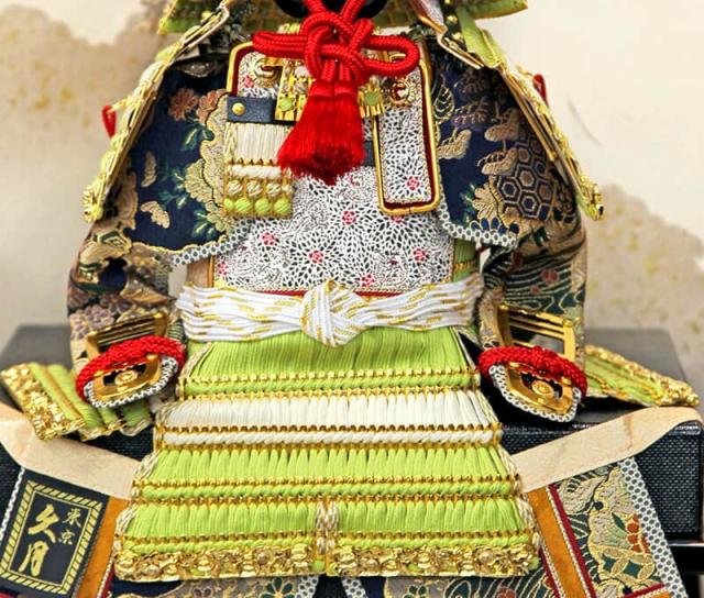 五月人形 雄山作 木彫金箔龍頭 正絹糸生地使用の大鎧飾り 五月人形 雄山作 木彫金箔龍頭 正絹糸生地使用の大鎧飾り