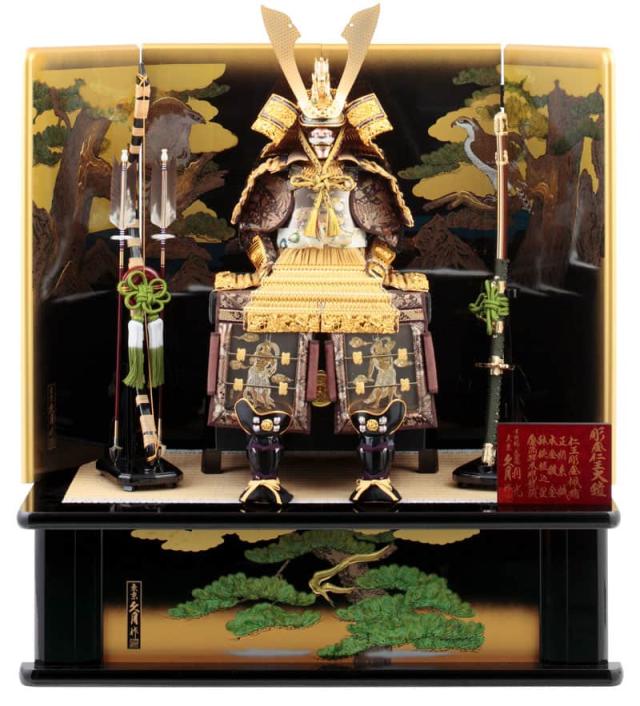 五月人形 久月 鎧平飾り 鎧飾り 高床飾り 利光監製 彫金仁王大鎧 正絹緋縅 12号 新松鷹塗屏風 【2024年度新作】 h065-k-29374 D-21