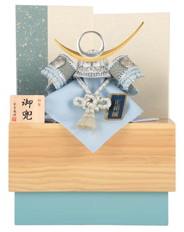 五月人形 コンパクト 上杉謙信 兜収納飾り 兜飾り 宝童監修 白銀水色上杉兜 正絹縅 5号 【2025年度新作】 h075-mm-sn2537-5の通販は