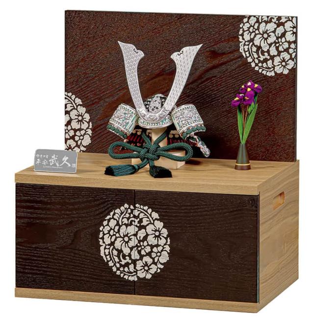 五月人形 コンパクト 豊久 兜収納飾り 兜飾り 平安武久作 銀濃緑中白縅 8号 【2025年度新作】 h075-mo-502877 GG-138の通販は 100,995円