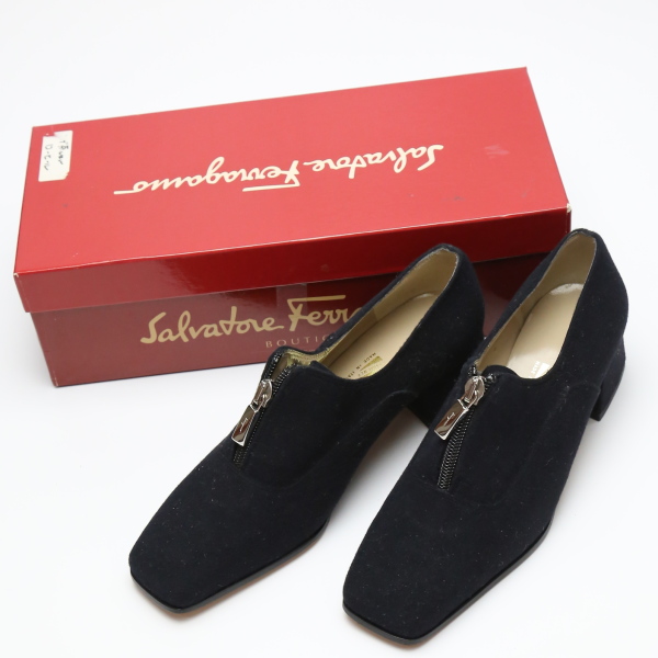 スクエアトゥ チャンキーヒール ファスナー付き フェルト サルヴァトーレフェラガモ ブラック ブーティ 【SS】【中古】の通販は