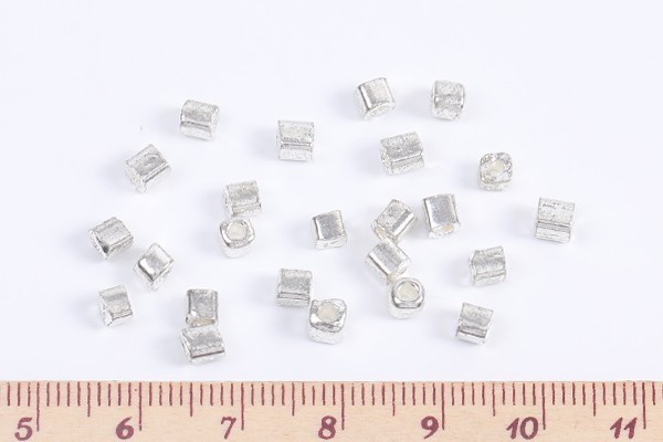 シードビーズ スクエアビーズ 3.5×3.5mm シルバーホワイト（20g）の通販はau PAY マーケット - Beads  Parts