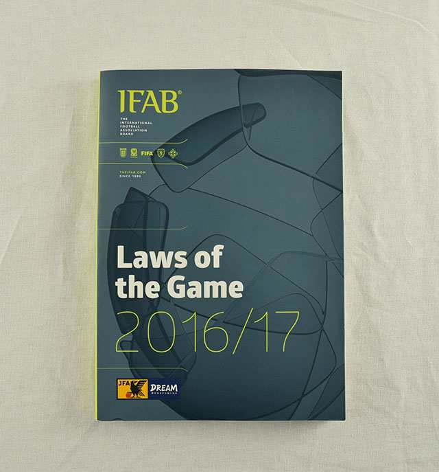 中古品 サッカー競技規則 16 17 Laws Of The Game Ifab 日本サッカー協会の通販はau Pay マーケット カウカウキング Au Pay マーケット店