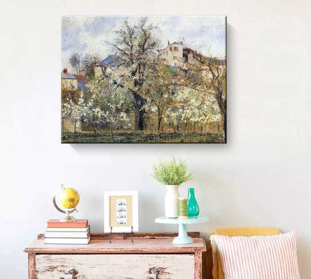 カミーユ・ピサロ 『春 プラムの花咲く菜園、ポントワーズ』 絵画 風景画 ファブリックパネル インテリア 絵 アートフレーム プリキャンバス複製画 人気45×60cm 壁掛け おしゃれ 玄関 リビング アートパネル 店舗 プレゼント 送料無料_1