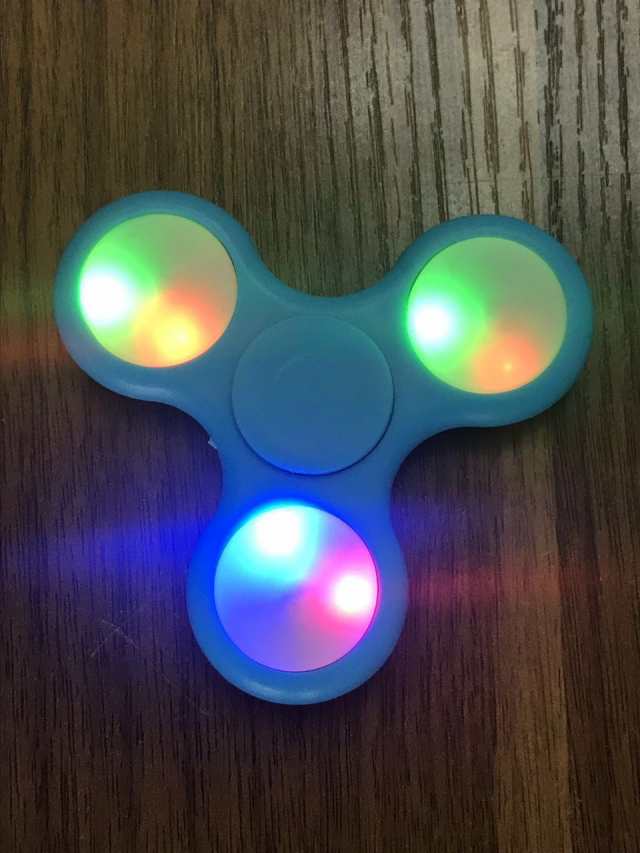 ハンドスピナー Hand Spinner ハンド フィジェット ストレス 解消 スピン 高速回転 おもちゃ 三角 ストレス解消 人気の指遊び 家遊びの通販はau Pay マーケット ナイン雑貨ストア