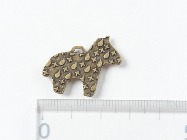 馬チャーム 白馬 約25x20mm 金古美 イラスト ホース 通し穴付 金属