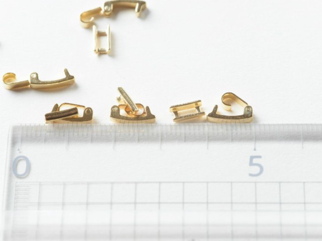 留め金具 国内本金メッキ製中留(本体:約10x2mm)5組 ゴールド 中折れクラスプ 留め具 ビーズパーツ クラフト用品 副資材 手芸材料の通販はau  PAY マーケット - アクセサリーパーツの店 紗や工房