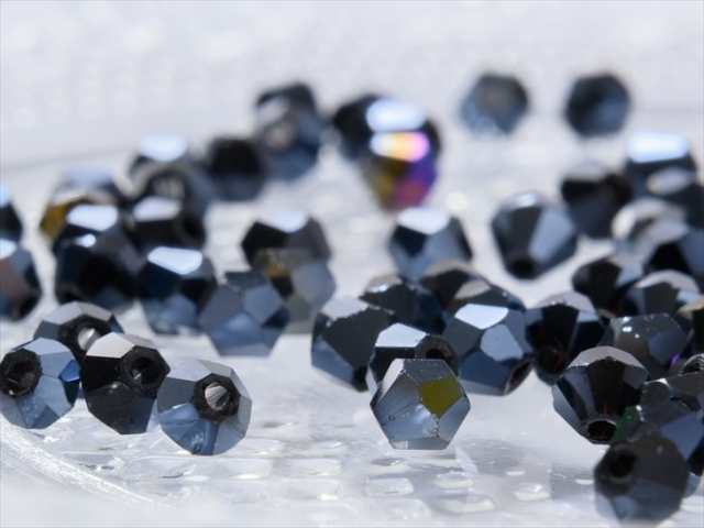 ガラスカットビーズ 高級クリスタルカットビーズ 約95個 約4mm 16面カット ブラッククリスタルAB(Black Crystal) 手芸  アクセサリー製作の通販はau PAY マーケット - アクセサリーパーツの店 紗や工房