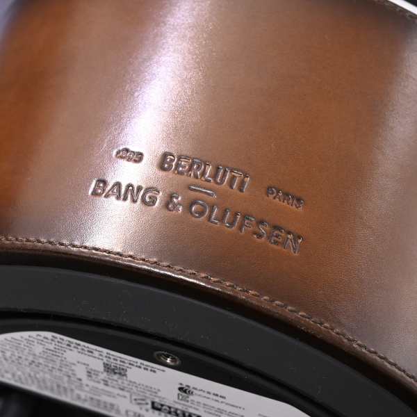 格安最新作本物 新品 ベルルッティ バング&オルフセン 最新作 Berluti Sound Pouch シグネチャーキャンバス キャリングバッグ 付属品完備 セカンドバッグ