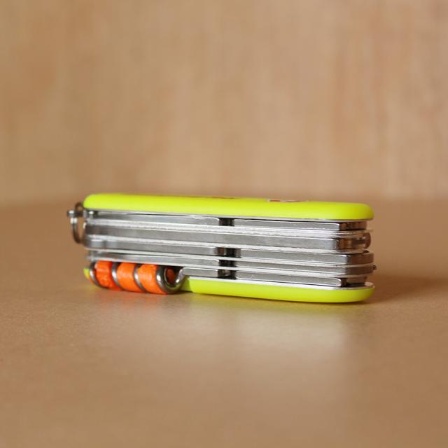 VICTORINOX(ビクトリノックス) エマージェンシーツール ハントマン 1.7915.808-X1 蓄光ハンドル仕様 多機能 ナイフ 防災グッズ スイス製マルチツール 小型 コンパクト十徳ナイフ 万能ナイフ 登山 ハイキング キャンプ 【国内正規品】