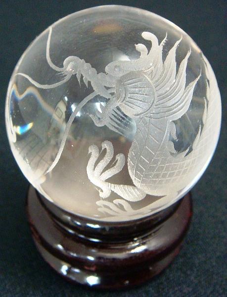 送料無料 天然石 パワーストーン シルバールチルクォーツ龍彫球 114g 木製台座付き 彫刻 カービング 風水 龍 置物 開運祈願 金運祈願 玄関 龍の置物 風水 2025天然石グッズ