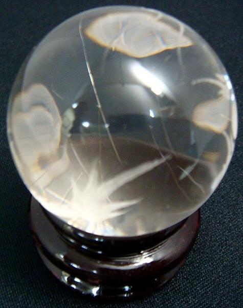 送料無料 天然石 パワーストーン シルバールチルクォーツ龍彫球 114g 木製台座付き 彫刻 カービング 風水 龍 置物 開運祈願 金運祈願 玄関 龍の置物 風水 2025