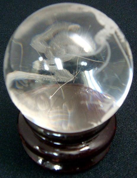 送料無料 天然石 パワーストーン シルバールチルクォーツ龍彫球 114g 木製台座付き 彫刻 カービング 風水 龍 置物 開運祈願 金運祈願 玄関 龍の置物 風水 2025