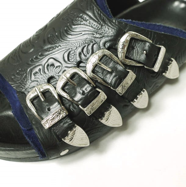 TOGA PULLA トーガ プルラ Metal Buckle Emboss Sandal メタル