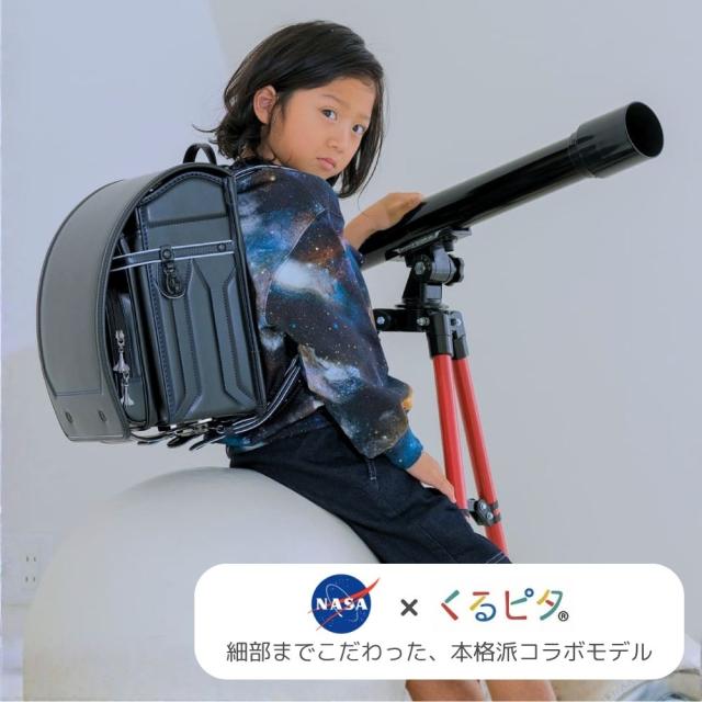 ランドセル くるピタ オデッセイブラック NASA 1NS6850K 日本製 2027 宇宙 宇宙飛行士 ロケット 星 星空 クラリーノ 楽ピタ 男の子 女の子 男女兼用 A4フラットファイル対応 人気 かっこいい おしゃれ 黒 ブラック 青 ブルー 安心 6年保証_1