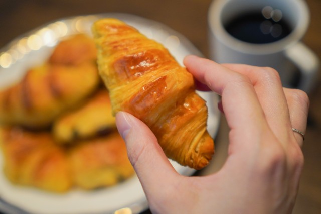 送料無料 冷凍クロワッサン 12個 高級 フランス産 約30ｇ×12個 冷凍生地 パン 朝食の通販はau PAY マーケット -  フォアグラと鴨肉とイベリコ豚専門店 福食商店