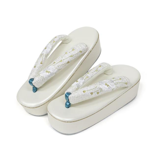 振袖用草履 孔雀刺繍 桂由美 YUMIKATURA 振袖 帯揚 成人式 ママ振袖 黒 白の通販は 振袖用草履 孔雀刺繍 桂由美 YUMIKATURA 振袖 帯揚 成人式 ママ振袖 黒 白の通販は