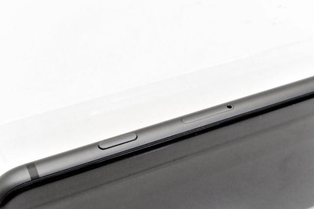 Apple iPhone8 64GB SIMロック解除済 （白ロム SIMフリー au SIM