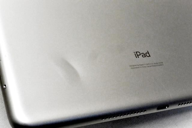 白ロム SIMフリー docomo SIMロック解除済 Apple iPad7 Wi-Fi+Cellular 32GB iPadOS18.7.3 シルバー NW6C2J/A 初期化済【中古】_2