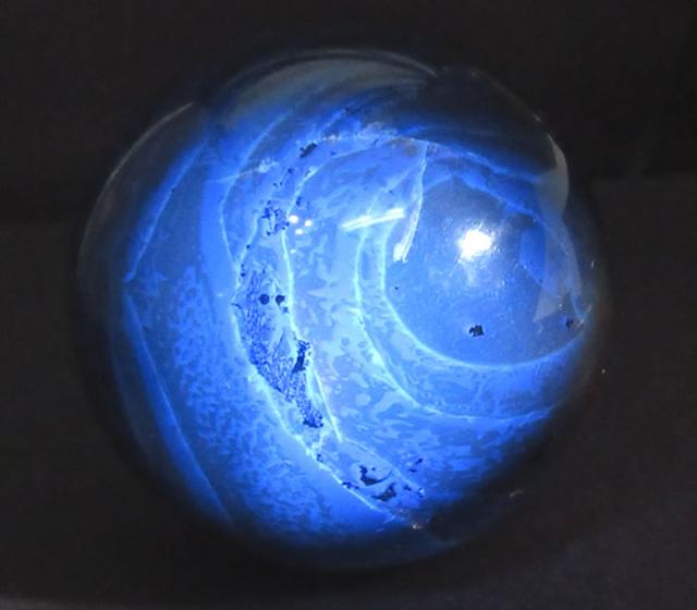 ブルーアンバー 56mm スフィア 丸玉 琥珀 スマトラ産 心に太陽の力と生命力をもたらす、繁栄の具現化の石 amberb058