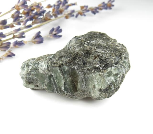 アレキサンドライト原石 58g ロシア産 ‘皇帝の守護龍’大きく美しい結晶が2か所 カラーチェンジ 天上の喜びと富をも たらす皇帝の宝石 alex037の通販は 124,000円