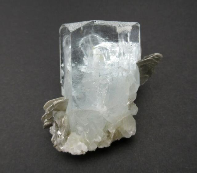 ヒマラヤ産アクアマリン結晶 マスコバイト付き ( 白雲母 ) 虹あり ヒマラヤの清涼なエネルギー aq160_1