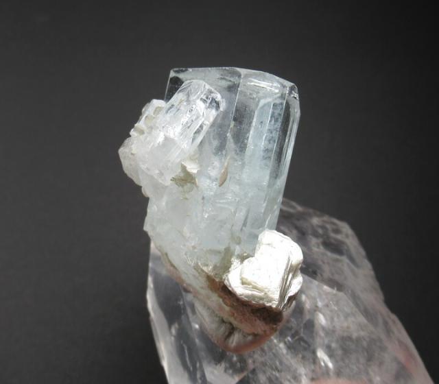 ヒマラヤ産アクアマリン結晶 マスコバイト付き ( 白雲母 ) 虹あり ヒマラヤの清涼なエネルギー aq160_5