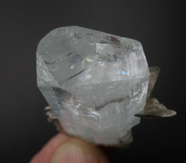 ヒマラヤ産アクアマリン結晶 マスコバイト付き ( 白雲母 ) 虹あり ヒマラヤの清涼なエネルギー aq160_6