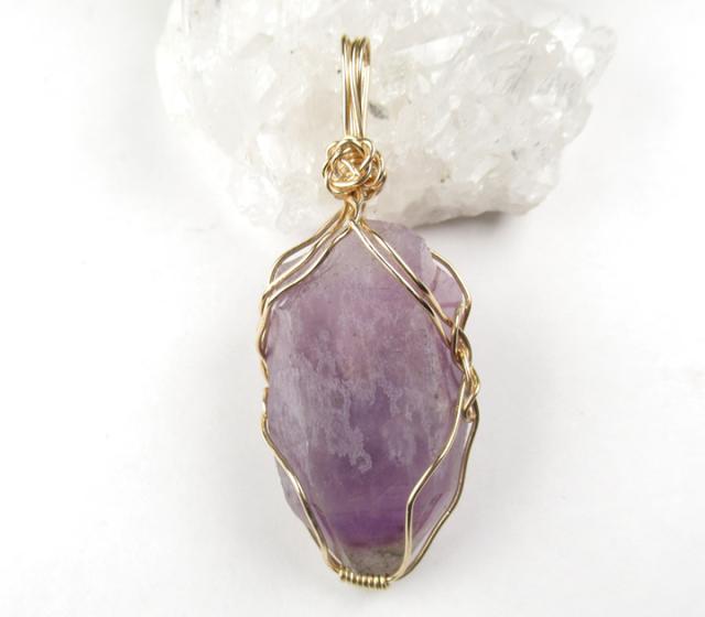 アメジスト ファントム ブルガリア産 14g 14kgfペンダント 稀少 今後入手困難 透明感のあるクリスタルの奥のディープパープルのアメジスト P1ame009の通販は 17,374円