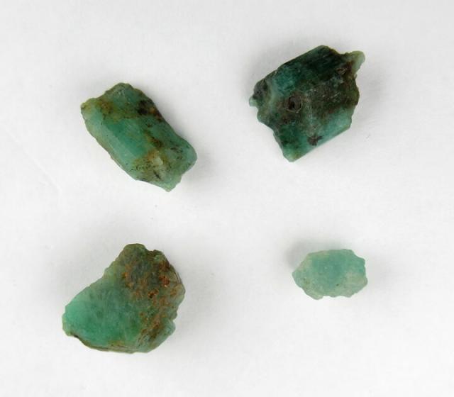 ヒマラヤ産エメラルド結晶4個セット 6〜11mmサイズ 原石  天然石 パワーストーン eme139の通販は 6,800円