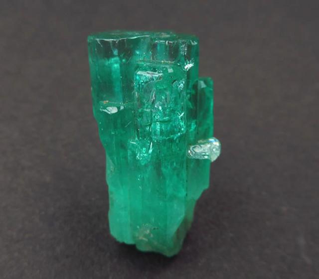エメラルド結晶 コロンビア産  12.95ct 鑑別書付 最高級 大天使ラファエルの慈愛と癒し 叡智 原石 パワーストーン eme150
