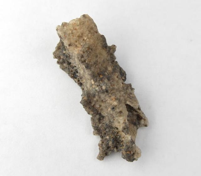 フルグライト 原石 0.8g 貫通穴あり H&E社 ヘブンアンドアース 膨大なエネルギーを放つ大天使サンダルフォンの石 パワーストーン ヒーリング flug116