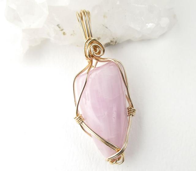 スーパーピンククンツァイト 14kgfペンダント オーラを10倍輝かせる石 天然石 パワーストーン P1kun017